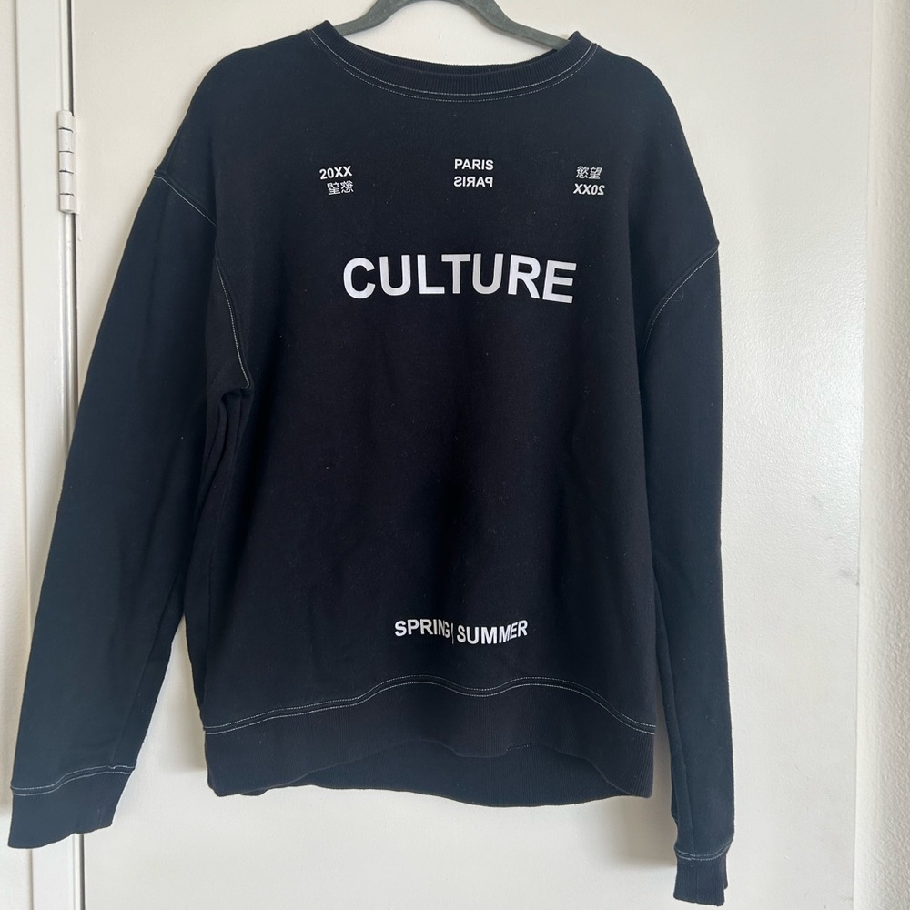 black crew neck sweatshirt